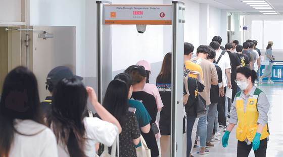 26일 대전 중구 예방접종센터에서 시민들이 백신 접종을 하기 위해 차례를 기다리고 있다. 뉴스1