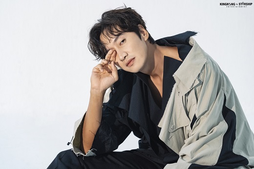 Actor Lee Kwang-soo attracts attention with perfect physical and unique atmosphere.On the 26th, King Kong by Starship released several behind-the-scenes cuts of Lee Kwang-soo, who participated in the 50th anniversary of Greenpeace with W KOREA and Greenpeace.Lee Kwang-soo in the public photo captures the eye with a large height and perfect ratio that can be seen at a glance.He also shows a warm visual by digesting the long trench coat with color scheme.Lee Kwang-soo in the following photos shows a unique atmosphere and professionalism by posing various poses such as gazing somewhere with his chin or covering one eye with his hand.Especially, the expression and the acting of the eyes that change every cut are the back door that the field staff admired.Lee Kwang-soo said in this picture, The number of deaths from air pollution reaches 5.5 million every year worldwide.I hope that more people will recognize the seriousness of these environmental problems. Meanwhile, Lee Kwang-soos 50th anniversary picture of Greenpeace can be seen in the September issue of W KOREA.
