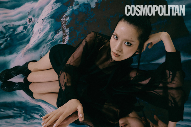 A picture of Kim Ye-lim has been released.Lim Kim recently filmed and interviewed Cosmopolitan.In late July, Lim Kim released a new song FALLING with a motive of Siren in Greek mythology.When asked about the question that many fans Memory the story that Lee Seung-chul praised for the voice of a mermaid about Mr. Yerim during the Togeworth era, Lim Kim said, Do I remember it?I have a lot of people who remember that story, but I think it was always stuck somewhere in me.(Laughing) If that was Walt Disney Pictures, I think it is a black mermaid that fits a little more at night. In addition, Lim Kim said, Syren said that he was inviting his opponent to sing songs that make him remember, and I wanted to have fun making songs with Motive.I think it would be nice if this song gave people such Feelings, and (so) I sang it when I recorded it, thinking of my voice that I used to sing.The voice of a pretty recorded, (Togeworld) Kim Ye-lim: FALLING is a song that I recall, so I thought I wanted the song to start from the past.I wanted to do the tone too. Lim Kims new song FALLING was produced by DPR CREAM, which is attracting attention as a popular producer.When asked about how he worked, Lim Kim said, I had a chance to meet DPR crew for a while about three years ago.I suddenly thought that I would like to work together, so I sent DM in a few years and it was very good.I decided to set the concept before writing the song, so I shared the Feelings I had planned in advance and made the track right away.I kept working on my thoughts and working on it. Asked if there are other artists who often interact, he said, There are people close to in-law, but I do not know if I can be close because I do not actually meet often.Lil Cherry isnt a huge deal, but shes in touch sometimes. Work talks are good.Baek Ye-rin once, but they exchange contacts like they are listening to music well.Is it Feelings that cheers rather than being close? He expressed his support and affection for his fellow musicians.Lim Kim was recognized for his unique musicality earlier in the year and won the best dance & electronic songs and best dance & electronic music at the 17th Korean Music Awards ceremony last year with singles SAL-KI and EP Generesian respectively.Nevertheless, sometimes when asked about the question that some people mistake Kim Ye-lim and Lim Kim for individual characters, Lim Kim also told stories about the surrounding reactions to watching his musical changes.I know my friends for a long time, but I am surprised to be working alone without my agency.The funny thing is, I went to a radio recording by Park Myung-soo a while ago and he said, I saw it in four or five years and its too much the same.In fact, Kim Ye-lim is a human being. Everything is done with big and small Choices.I just didnt know if I had to go through all the things I had to accept, or Choices.Music also has to do a genre to see if it fits me or not, and if I wear clothes in various styles, I can see whether it fits or not.I can do this and that, rather than being right and wrong. I am still Kim Ye-lim 