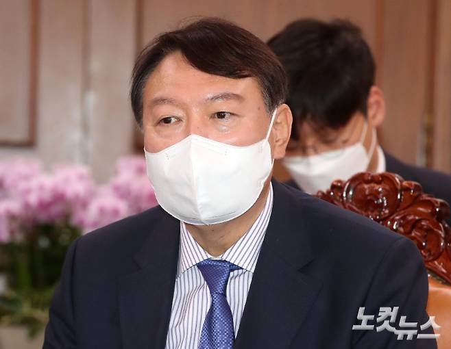 국민의힘 대선 예비후보인 윤석열 전 검찰총장이 3일 국회 의장실을 찾아 박병석 국회의장을 예방하고 있다. 윤창원 기자