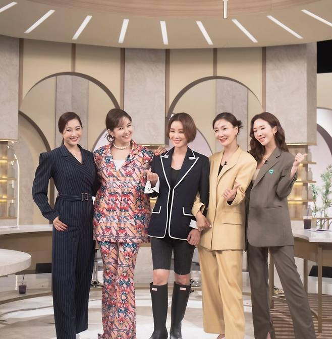 All suit fashion.Kim Sung-ryung posted two photos on his 26th day with his article The last time in my life, suit fashion together.Kim Sung-ryung in the public photos poses alongside Jang Young-ran, Park Hyo-joo, Jo Yi-hyun and Kim Min-jung who appeared together in Lifelong.Kim Sung-ryung said, Everyone has worked hard, and thank you all for the production team.For a lifetime is a life solution program that directly experiences, writes, plays, sympathizes, and consults with the true forward of appearance, mind, and life.