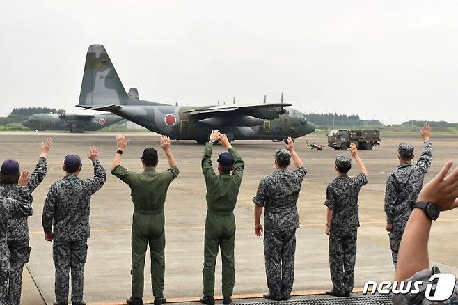 24일(현지시간) 일본 자위대 C-130 수송기가 아프가니스탄의 일본인을 대피시키키 위해 사이타마현 사마야의 공군기지에서 이륙을 하고 있다.  /AFP=뉴스1
