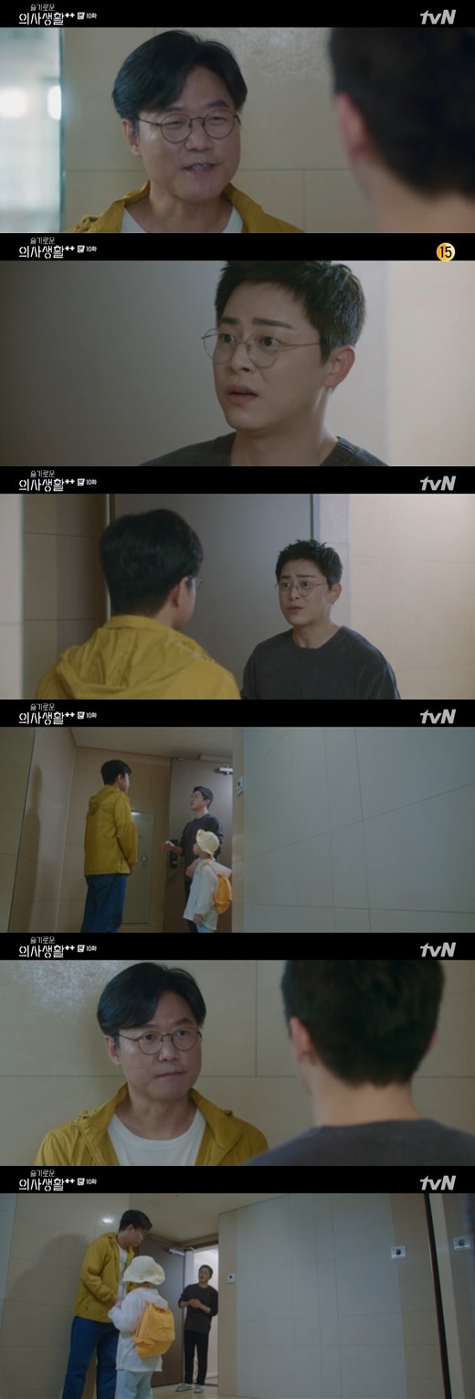 Na Young-Seok PD appeared in Spicy Doctors Season 2 (hereinafter referred to as Spicy Doctor 2), attracting the attention of viewers.In the 10th episode of Drama of the Slow Life 2 (directed by Shin Won-ho, the play by Lee Woo-jung), a special appearance of Na Young-seok PD, who appeared as a neighbor Na Young-seok PD of Lee Ik-jun (Jo Jung-suk), was shown on the cable channel tvN Mokyo Drama broadcast on the afternoon of the 26th.On this day, Lee said to Kim Jun-wan (Jung Kyung-ho), Space (Kim Jun) is with my aunt on the weekend, I have already taken someone else.Monet Father , What the hell is he doing? I wondered if he was out for a year and a half, but this morning I was curious. Monet Father was mentioned earlier in the sixth episode. Lee Ik-juns son Space said, Father were going to Camp.Monet, this week, theyre going to the East Sea to eat mostly. Me, too, Father. Were going to Camp. Id like to fuck.Lee Ik-jun wondered, Monet again Camping? What is Monet Father doing?After that, Lee Jae-joons recall passed, and Lee gave Monet Father his son Space and said, Thank you every time. I owe you again.Monet Fathers Identity, finally released, was surprised by the face of Na Young-Seok PD. He said, Gods are not.If there is space, Monet and Manet play rather well, so I am more comfortable. Lee said, Excuse me, but can I ask what you are doing? What are you doing, camping every week. Space says you are so good at the game.Monet Father said: Thats PD.I thought it looked like it before, but it was Na Young-seok PD, Lee said, and laughed.But Monet Father introduced himself as Im Na Young-seok PD. Lee Ik-jun repeatedly said, But he looks a lot like Na Young-seok PD.Na Young-Seok PD added a laugh by grabbing it with a hot-rolled show of succimies; he was furious with disgrace; and also told Lee Ik-jun, Im so sorry.I am already upset, but what are you sorry for? Na Young-seok PD was perfectly active in the new styler even though it was a short appearance.