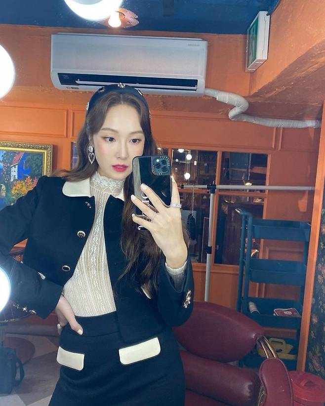 Jessica has revealed her current status.Jessica released several mirror selfies on August 26 through her Instagram, which attracts attention with Jessicas colorful fashion style in the picture.Meanwhile, Jessica will release a new song I Can not Sleep at 6 pm on the 27th.I can not sleep is the first OST and jazz-style Easy Lising ballad track of the Lifetime Entertainment program Jessica & Krystal Jung Heart, which depicts the US travel episodes of Jessica and Krystal Jung sisters.I missed the other person who broke up and I was sad and sad about the heartbreaking heart of a lover who did not sleep.