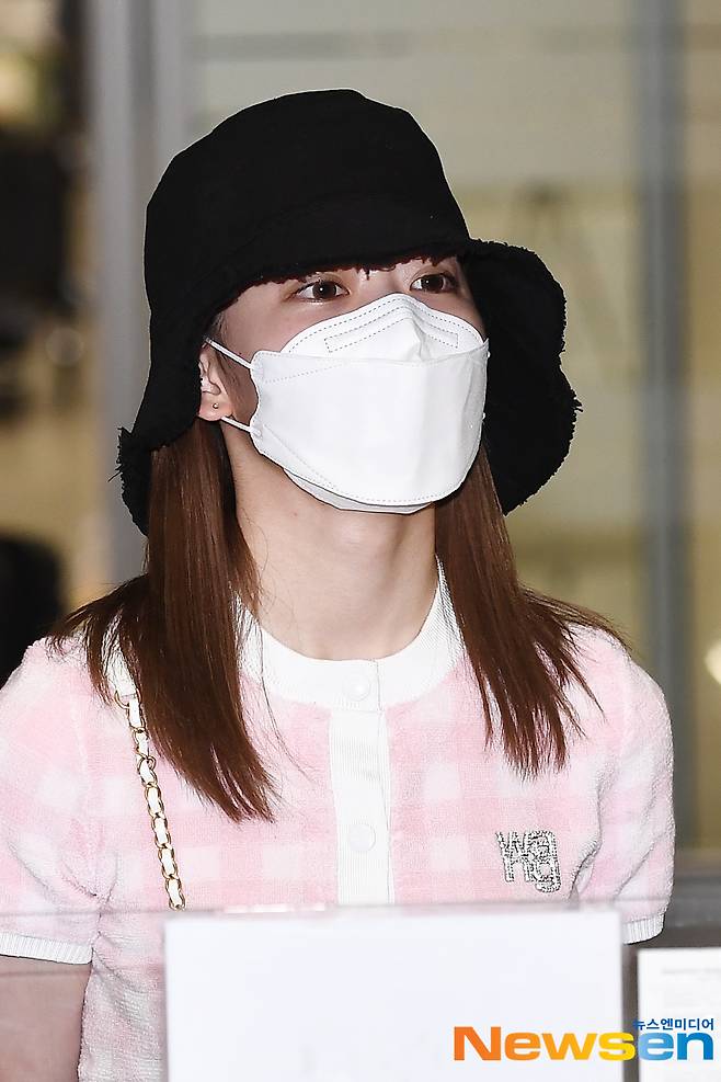 Miyawaki Sakura, a former member of IZ*ONE, arrives through the second passenger terminal at Incheon International Airport in Unseo-dong, Jung-gu, Incheon, on the afternoon of August 27.