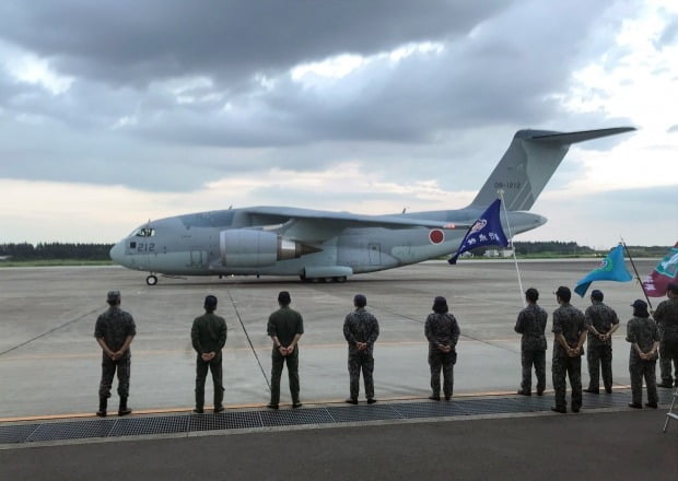 지난 23일 일본 사이타마현 이루마 공군기지에서 이륙 준비 하는 항공자위대 소속 C-2 수송기.연합뉴스