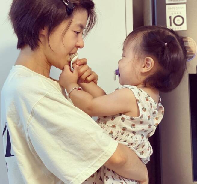 Actor Lee Yoon-ji shared her routine with daughter SoulLee Yoon-ji wrote to the Personal Instagram on August 29: Thank you for all of you, Soula Mom, Ill pass this off.I posted a picture with the article You Soul, which gives me the most precious thing even though I do not touch it with my efforts.Lee Yoon-ji daughter Soul in the public photo is handing over Lee Yoon-ji to the side.Lee Yoon-ji, who is struggling not to bite it, laughed.The netizens who watched this were pleased to see Cute Soul and Mother One and One.Meanwhile, Lee Yoon-ji has two daughters after dentist Jung Han-ul and marriage.Lee Yoon-ji and his wife appeared on SBS entertainment Sangmyongmong 2 - You are My Destiny.