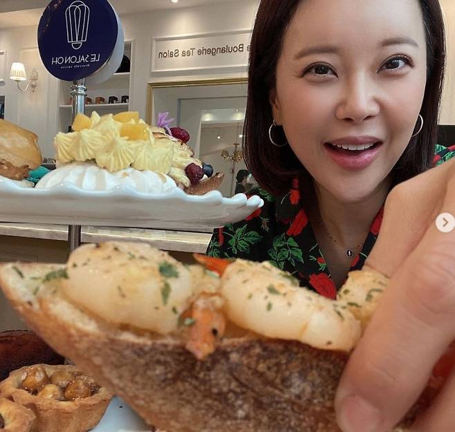 Singer Baek Ji-young shared a pleasant routine.Baek Ji-young posted a picture on August 29 on his personal Instagram with an article entitled I like delicious things!In the photo, Baek Ji-young is playing bread at a cafe, showing his face with bread in his hand.Shin Ji, who saw this, confessed, I like Sister. Lee Ji-hye laughed, saying, Where are you?Meanwhile, Baek Ji-young released the second song I want to be happy in 2021 of Baek Ji-young X-I-Park at 6 pm on the 26th.
