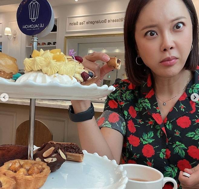 Singer Baek Ji-young shared a pleasant routine.Baek Ji-young posted a picture on August 29 on his personal Instagram with an article entitled I like delicious things!In the photo, Baek Ji-young is playing bread at a cafe, showing his face with bread in his hand.Shin Ji, who saw this, confessed, I like Sister. Lee Ji-hye laughed, saying, Where are you?Meanwhile, Baek Ji-young released the second song I want to be happy in 2021 of Baek Ji-young X-I-Park at 6 pm on the 26th.