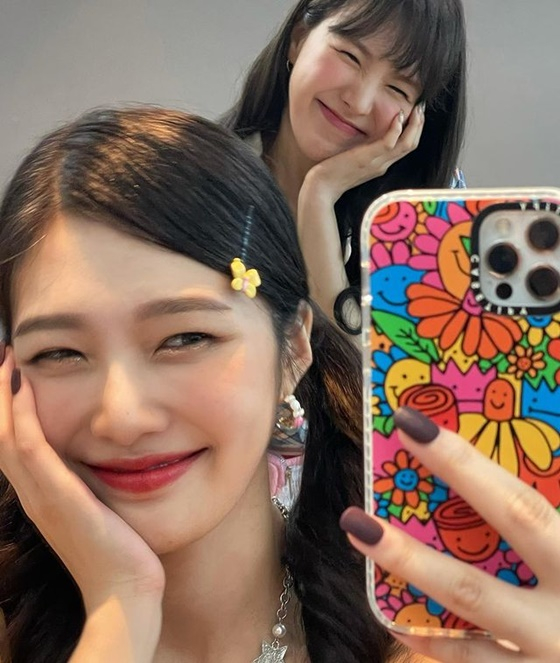 Joy posted several photos on his 28th day, saying, Thank you for the rubies today.The photograph shows Joy taking a selfie while looking in the mirror with one hand on his chin. The Close-Up also attracts attention to Joys Beautiful looks, which is impeccable.Meanwhile, Joy and Crush officially acknowledged their devotion on the 23rd.