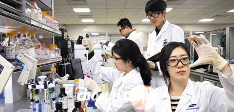 삼성바이오로직스 연구원들이 바이오 의약품의 성분을 분석하는 실험을 하고 있다. /삼성바이오로직스 제공
