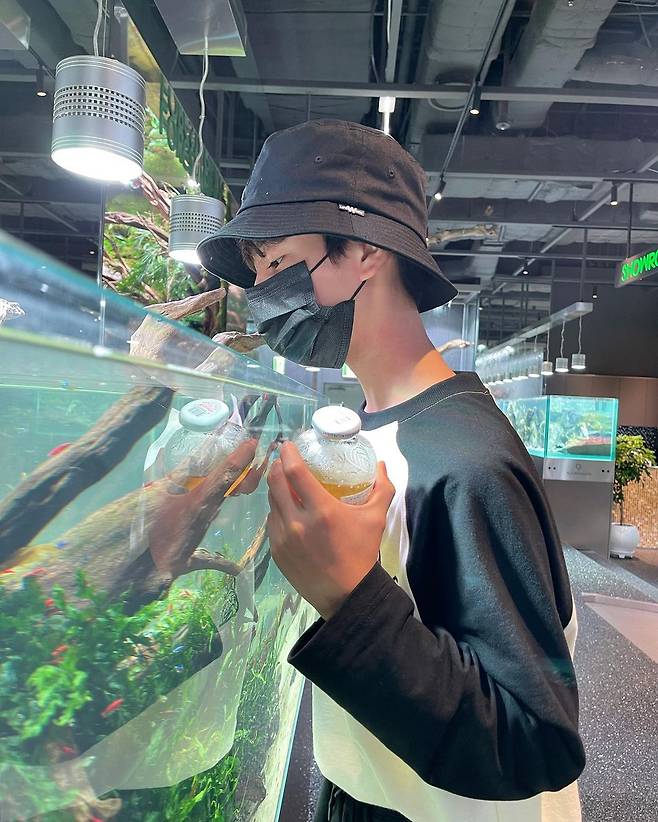 Trot Singer Jung Dong-won revealed his relaxed daily life and led the fans attention.On the 29th, Jung Dong-won posted several photos on his personal Instagram with the article This is also true (New).Jung Dong-won in the public photo is watching the fish in the fish tank, especially his cute and warm visuals, which gave a smile to the viewers.The netizens who saw this had various reactions such as Mobilization group, Mobilization group happy time, It is nice to cheer a lot and It is so beautiful.iMBC  Photo Source Jung Dong-won Instagram