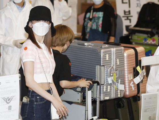 걸그룹 아이즈원 출신 미야와키 사쿠라(23)가 27일 오후 인천국제공항을 통해 일본에서 입국하고 있다. [뉴스1]
