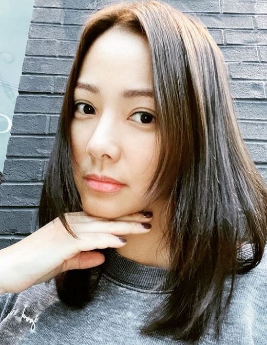 Actor Son Tae-young has revealed a neat mink.Son Tae-young posted a picture on Instagram on the 30th, saying, It is so comfortable in the neighborhood.Standing in front of Camera with a bare face without a toilet, Son Tae-young made a comfortable feel with a grey-colored T-shirt, with immaculate skin and distinct features that attract attention.On the other hand, Son Tae-young married Actor Kwon Sang-woo in 2008 and has a son, Luk Hee, and a daughter, Liho.