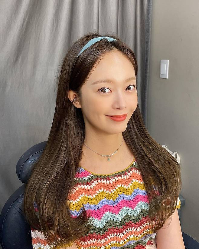 On Thursday afternoon, Jeon So-min posted a photo with a heart emoji.In the open photo, Jeon So-min is smiling at Camera with a sky blue headband.Jessie, who saw him show off his brightness in late summer, responded with adorable comments, leaving an emoticon with heart eyes.Jeon So-min, who was born in 1986 and is 35 years old, has been active since his debut in 2004 and is currently appearing on Running Man and Six Sense 2.Photo: Jeon So-min Instagram