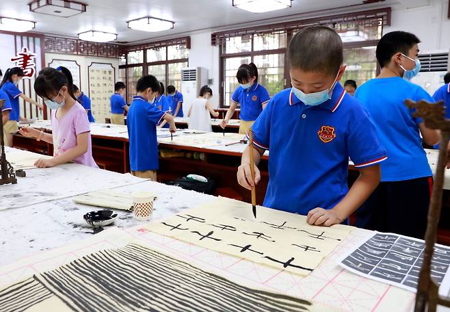 중국 광저우의 한 초등학교에서 지난 8일 아이들이 서예 수업을 받고 있다/신화통신