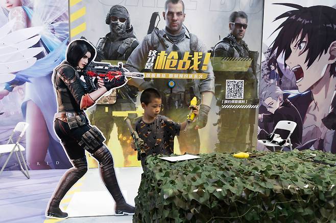 중국의 18세 미만 청소년은 앞으로 주말과 휴일에만 하루 1시간씩 온라인 게임을 즐길 수 있게 됐다. 사진은 한 어린이가 베이징의 온라인 게임 이벤트장에서 장난감 총으로 놀고 있는 모습/연합뉴스