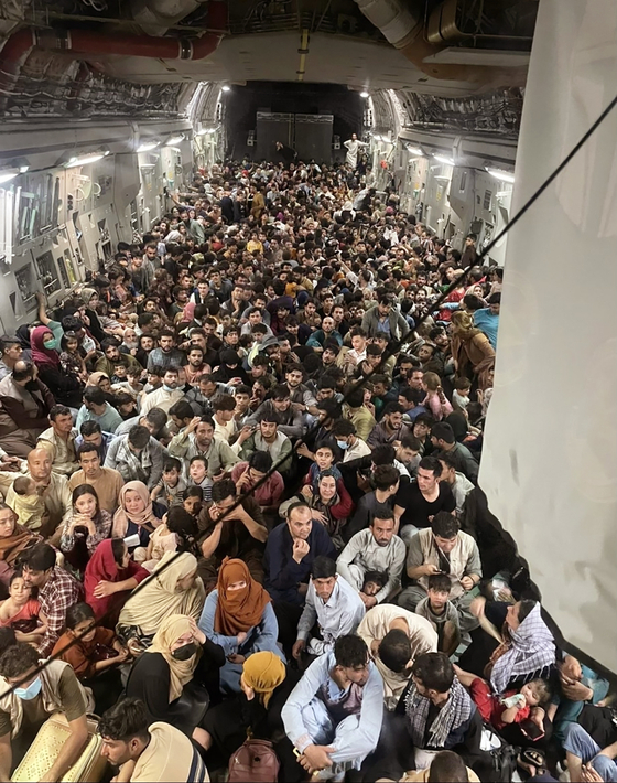 아프간 탈출을 위해 미국 수송기 C-17에 탑승한 아프간 사람들. 연합뉴스