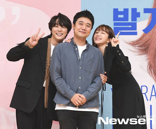 The online production presentation for Yoo Raise Me Up was held on August 31On this day, Ahn Hee-yeon, Yoon Shi-yoon, and Kim Jang-han responded to the photo posePhotos: wave