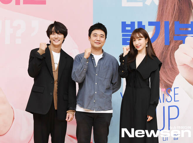 The online production presentation for Yoo Raise Me Up was held on August 31On this day, Ahn Hee-yeon, Yoon Shi-yoon, and Kim Jang-han responded to the photo posePhotos: wave