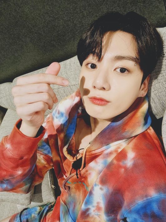 BTS Jungkook presents Selfie to fans ahead of Haru on birthdayJungkook said through BlaBlaBus, a fan community platform on the morning of the 31st, How are you? I am your birthday! If you have any words you want to say to me! (Like a song lyrics) with a message, leaving a selfie photo.In the photo, he is sitting on the couch in a colorful hooded T-shirt, a cute finger heart flying toward the camera is a kill point.Above all, Jungkooks visuals, which become dandy day by day, are the best.As soon as Jungkook visited BlaBlaBus, the keyword Jungkook rose to No. 1 in Twitters world wide real-time trend.In less than 30 minutes, explosive reactions exceeded 1 million tweets.Jungkook expressed his affection to the fans of the world with the comment I keep reading the comment ...SNS