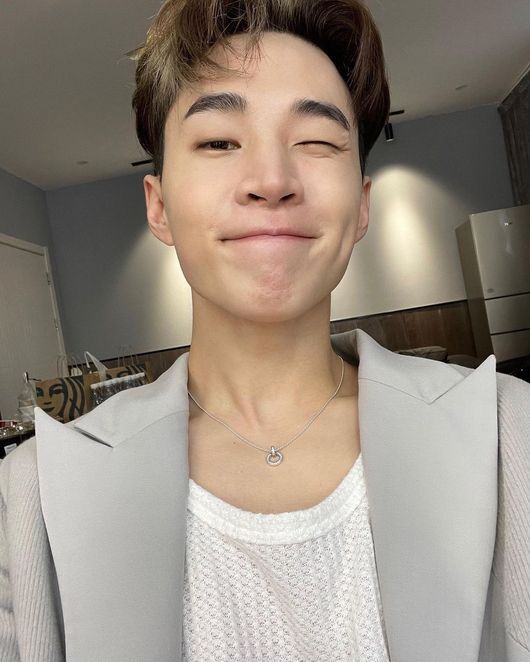 Singer Henry Lau boasted the side of the end of the beautiful look during the show.On the afternoon of the 31st, Henry Lau posted several selfie chapters on his personal SNS, saying, What r u all up to?! Selfie time!Henry Lau in the photo is modifying makeup in a waiting room at a filming site.Henry Lau was delighted to global fans, boasting about his visuals for the incredible age of 33.Also Henry Lau winked at the camera or sniped at the woman with an innocent smile while clasping his mouth.Meanwhile, Henry Lau is currently appearing on MBC I live alone.Henry Lau SNS