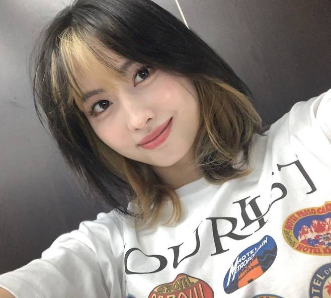 TWICE MOMO has given off its appeal.On the 31st, MOMO posted several photos on the official Instagram of TWICE without any comment.MOMO in the photo shook Fan heart in a hip atmosphere.He showed a very strong stylistic style with two-tone hair that gave a point to the bangs. He posed freely in a T-shirt with a big TOURIST.MOMO, which has perfect charm and perfect charm, smiled with a beautiful ball painted with peach.In that appearance, fans admired Hair style is cool, It is so cute and King not queen.Meanwhile, the music video Dance The Night Away by the group TWICE (TWICE), which MOMO belongs to, proved popular by breaking 300 million views on YouTube.