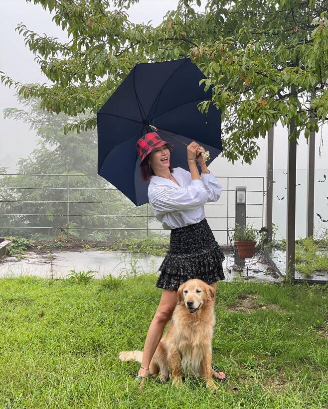 Byun Jung-soo told his Instagram on the 31st, Its good to rain! Shirt is beautiful! Really? Im going to wear a casual magu Magu. Wool puppies and moms!I will put you on Umbrella. Byun Jung-soo in the public photo is enjoying walking in the front yard with Umbrella in the middle of the rain.Byun Jung-soo has revealed a unique fashion sense by matching white shirts and red-colored bucket hats.The figure of Byun Jung-soo, who smiles brightly with his dogs, caught the attention of the viewers.Meanwhile, Byun Jung-soo married her husband Yoo Yong-un in 1994 and has two daughters; Byun Jung-soo appears in the TVN drama Melancholia.Photo: Byun Jung-soo Instagram