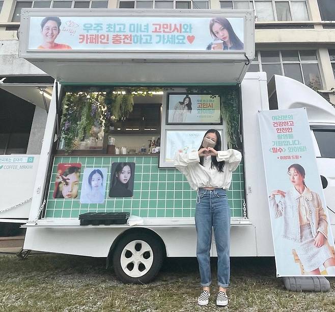 On the afternoon of the 31st, Go Min-si posted a picture with an article entitled Thank you for Jung Jae (director)! I will drink delicious and try hard.The photo shows Go Min-si with a sticker on her back saying Spaces best beauty Go Min-si!Then, Go Min-si and Caffeine Charge and Go, I wish you a healthy and safe shot. Smugling White!Go Min-si, who posed in front of Coffee or Tea with a message, was also released.Even though I am wearing a mask, I have gathered the attention of those who see the unique freshness.Go Min-si, who was born in 1995 and is 26 years old, made his debut as an actor in 2016 and raised his awareness through the film Witch. Currently, he is filming the film Smuggling.Photo: Go Min-si Instagram