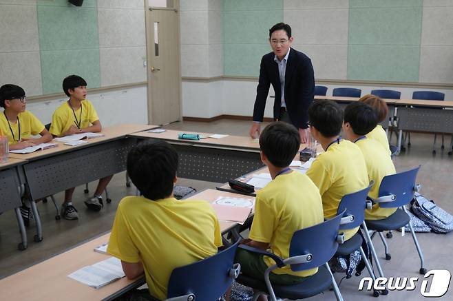 2015년 8월 광주 전남대학교에서 열린 드림클래스 여름 캠프를 방문한 이재용 삼성전자 부회장이 캠프에 참여한 중학생들을 격력하고 있다.(삼성전자 제공) © 뉴스1