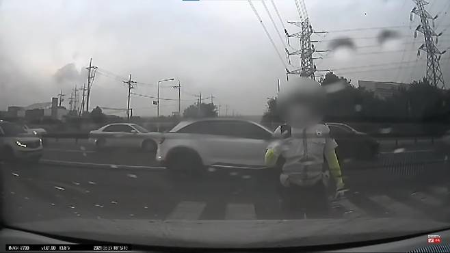 운전자와 언쟁을 벌인 경찰은 이내 운전자의 차 번호와 얼굴을 카메라로 촬영했다. (유튜브 '한문철TV' 갈무리) © 뉴스1