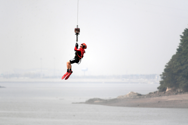 해경 항공구조대원이 지난 12일 인천 영종도 앞바다에서 입수 훈련을 하고 있다.