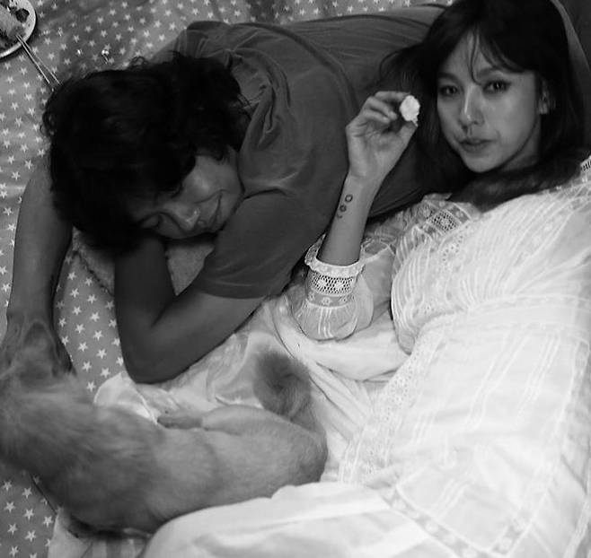 Lee Hyori, Lee Sang-soon couple celebrate their eighth wedding anniversaryLee Sang-soon posted a picture on his instagram on September 1 with an article entitled Wedding anniversary 8 years ago today.The photo shows Lee Hyori in a white dress and Lee Sang-soon in a comfortable outfit, along with a cute dog that the couple raises.Lee Hyori boasts a vivid look with natural makeup, and is laid down with Lee Sang-soons waist and shows off a relaxed atmosphere.Lee Sang-soon is also making a happy smile because of Lee Hyori.It is a black and white photo, but the pink love of the two people is more envious than ever.Meanwhile, Lee Hyori and Lee Sang-soon married in 2013, and Lee Sang-soon recently appeared on TVN Yu Quiz on the Block and became a hot topic since his first meeting with Lee Hyori.Lee Sang-soon is currently appearing as a judge on JTBC entertainment Super Band 2.