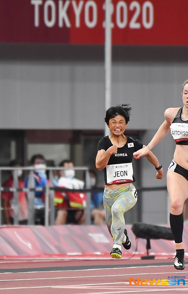 트랙을 내달리는 장애인 육상간판 전민재