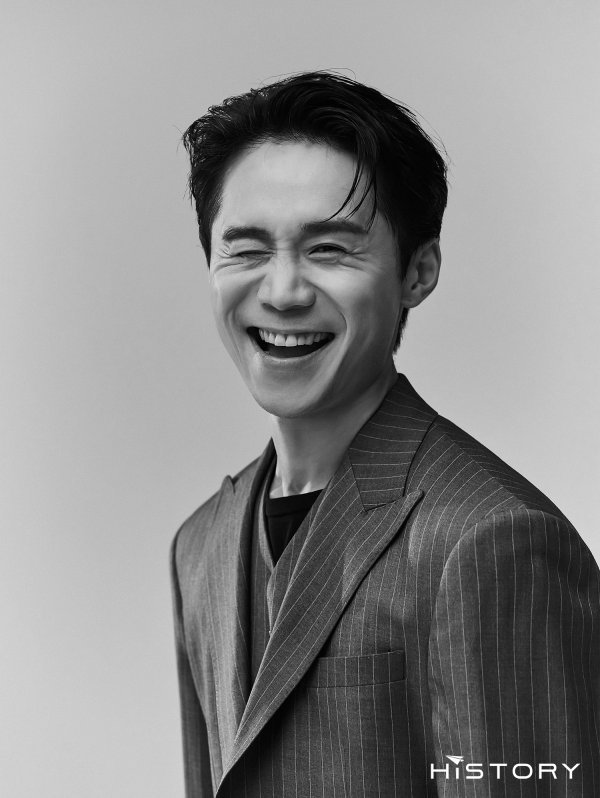 On the first day, im cheol-su in a photo released by Hai Kahaani D & C emits charisma in a clean suit, followed by a full-fledged jacket and a witty mood.In addition, a nice knitwear look is presented with a comfortable Smile.im cheol-su reveals the truth through his agency, Hai Haiani D & C. im cheol-su, who said, I think people are informed about their tendency.I think self-esteem and consciousness are important, but people around me seem to have a firm presence. When asked, Please express yourself as an actor, im cheol-su said, I want to be an exciting actor in the world.On the other hand, im cheol-su, who has been attracting attention through the role of Ahn Ki-seok, an external security information source, in TVN drama Vincenzo, is attracting attention as an irreplaceable new Stiller.im cheol-su The new Profile picture can be found through Hai Kahaani D & C.In addition, im cheol-su will perform various charming performances in various works.