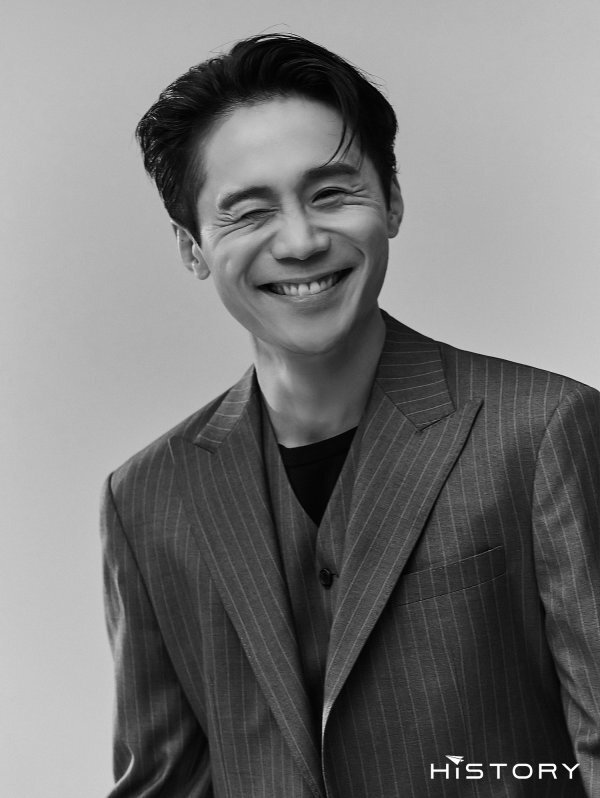On the first day, im cheol-su in a photo released by Hai Kahaani D & C emits charisma in a clean suit, followed by a full-fledged jacket and a witty mood.In addition, a nice knitwear look is presented with a comfortable Smile.im cheol-su reveals the truth through his agency, Hai Haiani D & C. im cheol-su, who said, I think people are informed about their tendency.I think self-esteem and consciousness are important, but people around me seem to have a firm presence. When asked, Please express yourself as an actor, im cheol-su said, I want to be an exciting actor in the world.On the other hand, im cheol-su, who has been attracting attention through the role of Ahn Ki-seok, an external security information source, in TVN drama Vincenzo, is attracting attention as an irreplaceable new Stiller.im cheol-su The new Profile picture can be found through Hai Kahaani D & C.In addition, im cheol-su will perform various charming performances in various works.
