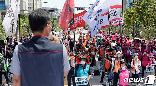 민주노총 조합원들이 21일 정부세종청사 기획재정부 앞에서 '공공부문 비정규직 차별청폐 결의대회를 갖고 있다. 노조는 직무무관 수당 차별 철폐 및 임금격차 해소 예산을 편성할 것을 촉구했다. 민주노총은 이 자리에서 정부가 집회 참가자 중 3명이 코로나19 확진된 것과 관련해 방역 책임을 전가하려 한다며 비판했다. 2021.7.21/뉴스1 © News1 장수영 기자