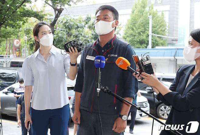 방역당국의 집회 철회 요구에도 7·3 전국노동자대회를 강행했던 양경수 민주노총 위원장이 4일 오후 서울 종로경찰서로 소환조사를 받기 위해 자진출석해 입장을 표명하고 있다. 2021.8.4/뉴스1 © News1 박정호 기자