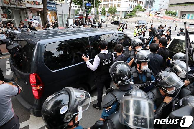 2일 오전 서울 중구 민주노총 사무실에서 경찰들이 양경수 민주노총 위원장 구속영장을 집행해 양경수 위원장 호송 차량이 종로경찰서로 향하고 있다./사진=뉴스1