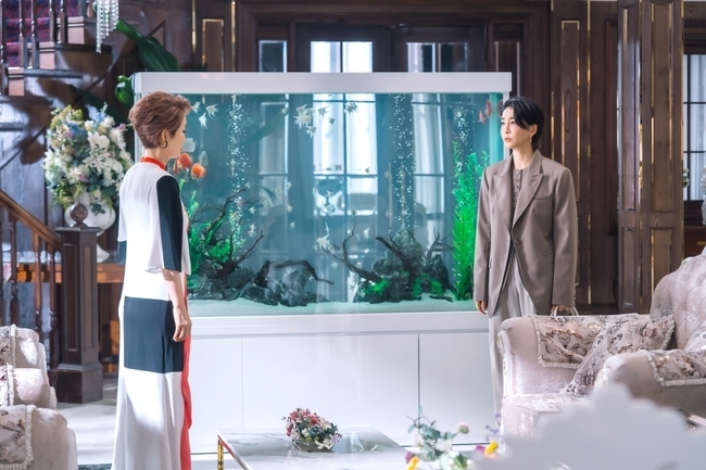 The scene of One the Woman, Lee Ha-nui and Jin Seo-yeons Wild Baptism, was unveiled.The SBS new gilt drama One the Woman (director Choi Young-hoon / playbook Kim Yoon / Production Gil Pictures), which will be broadcast on September 17th following Penthouse 3, is a double-life comic buster drama by a 100% female prosecutor who entered the Billen chaebol after becoming a life change as a chaebol heiress overnight in a corruption test.It is a powerful punch to blow to the angry Billens who are powering and pushing, and it is concentrating attention on the birth of the cider active play that shakes the gold - toe night in the second half of 2021.Lee Ha-nui challenges her role as a two-person role as Kang Mina, a chaebol daughter-in-law who lives Cinderellas life in a vicious old-fashioned home, as the secret of her birth as a sponsor corruption prosecutor and a non-married person of Yoo Min-group chairman is revealed in One the Woman.Jin Seo-yeon plays the role of Sister Han Sung-hye of Kang Mina, the eldest daughter of Hanju Group, and Acts the person who obtained the current position regardless of means and method when he is pushed out of the succession scheme because he is a woman.In this regard, Lee Ha-nui and Jin Seo-yeon were caught in the scene of the wild baptism facing tension.The scene where Sister Han Sung-hye witnesses the moment when Kang Mina is slapped with anger by her mother-in-law, Na Young-hee.Sister Han Sung-hye, who came to the house with her mother-in-laws call and suddenly came to the first floor, suddenly her mother-in-laws hand flew, and Sister Han Sung-hye, who came into the house, looks at Kang Mina with a surprise and worry crossing.I wonder why Kang Mina was slapped, and what kind of relationship it would be with Sister Han Sung-hye in the harsh chaebol marriage.In addition, Lee Ha-nui, Jin Seo-yeon, and Na Young-hee painted a vicious poetry at the same time as the sound of the shot at the scene of this baptism of the wild, but they focused on those who saw the reverse with a cheerful smile as soon as OK sign was heard.Lee Ha-nui and Na Young-hee, who practiced the scene of slapping the cheek in detail, showed off their fantasy breathing and made the filming with a full-fledged look. Jin Seo-yeon also showed a special presence with a heavy expression, and the act of the three people who were hard-fitting inspired applause on the spot.