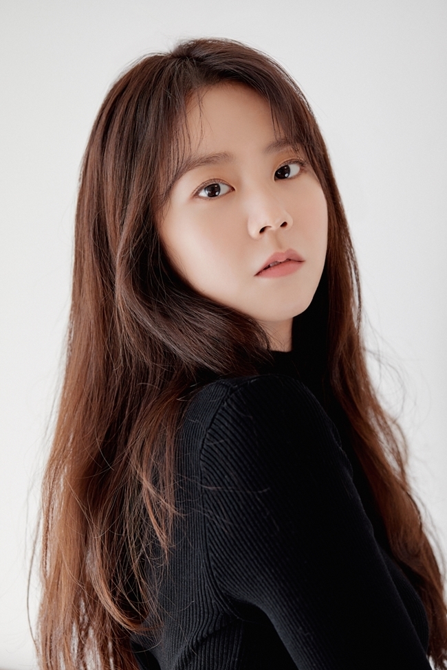 Actor Han Seung-yeon has told me about the grievances he felt during his group KARA activities.Han Seung-yeon, who starred in the film Show Me the Ghost (director Kim Eun-kyung), recalled the KARA activity through an interview on September 2, saying, It was only poisonous at the time.The movie Show Mid Ghost, which will be released on September 9, is a self-refugee comedy in which 20-year-old best friends Yezi (Han Seung-yeon) and Walnut (Kim Hyun-mok) who learned that ghosts were heard at home are fighting ghosts against Seouls waterfront, which is more scary than ghosts.Han Seung-yeon had the perfect specification, but he took charge of Yezi, a ten-year-old student who was even a deposit in the stock.When I studied and trained, the most pleasant thing was that I was a little human, he said. When I was a singer, I did not have time to stay alone.Recently, when I am independent and alone, I live with my feelings. That comes as a pleasure. It is similar in that I live like a person. Han Seung-yeon, who said, When I was a singer, I was poisoned, said that he did not eat rice at the time of KARA activities, did not sleep, did not sleep, and when he was sick, he was injected.I lived only for the stage without considering any condition or mental part; I wore clothes that fit my body 365 days a year; in Mr., the stage costume was only the palm of my hand.I think the first meal is eating a small chocolate at 10 pm, and I do not think it was good for a womans life. At the time of the Mamma Mia activity announced in 2014, it also took the lowest weight.Han Seung-yeon said: I didnt weigh too much at the time, but many people praised me for being pretty, so I got a sling, and I had very little carbs I ate a week.I was inside ten sheets of rice paper, but I was pretty, but later my skin got bad and my allergies came up. I was not healthy.I ran all day wearing heels, so my ankle bones were bad. 