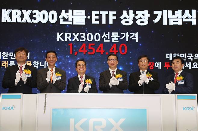 2018년 3월 한국거래소에서 KRX300선물·ETF 상장 기념식이 열렸다. KRX300 지수는 코스닥 시장의 활성화를 위해 코스닥 종목 비중을 높여 개발한 통합지수다. ⓒ연합뉴스