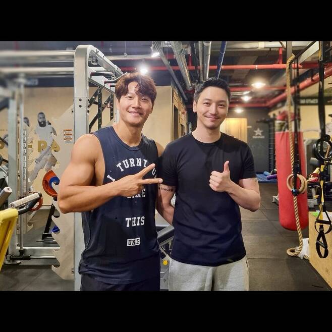 On the afternoon of the 2nd, Byun Yo-han posted a picture on his instagram with an article entitled #Jim Jong Kook # #Byun Yo-han in the public photo is posing in the gym with Kim Jong-kook.The friendly appearance of the two people who had the first meeting gathers the attention of the viewers.Byun Yo-han, who was born in 1986 and is 35 years old, made his debut as an actor in 2011 and received much love for dramas such as microbial and Mr.It is now about to be released in the movie Voice.Photo: Byun Yo-han Instagram