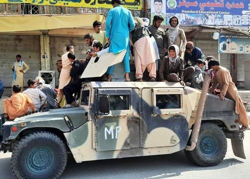 탈레반, 미군 험비차량 몰고 카불 시내 순찰 [AFP통신 트위터 캡처·재판매 및 DB금지]