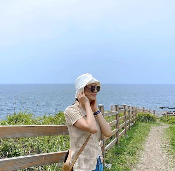 Actor Kim Hee-ae has travelled aloneKim Hee-ae posted several photos on his SNS account on the 2nd, along with writing: The first small-scale trip I left alone.I want to share it with you. Kim Hee-ae in the public photo is enjoying the trip in the sea breeze; he boasts an Elegance beauty while wearing sunglasses on his hat.Kim Hee-ae then relaxed, posing in front of the vehicle, especially Kim Hee-aes unhidden beauty, which attracted attention.Meanwhile, Kim Hee-ae appeared on the Cinematic Road Movie Platitude co-produced by The Discovery Channel Korea and SKY Channel of Sky TV.