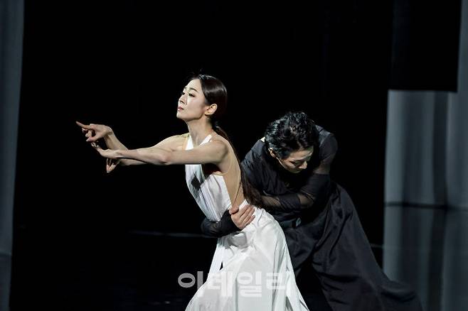 국립무용단이 2일 서울 중구 국립극장 달오름극장에서 열린 ‘다섯 오’ 프레스콜에서 주요 장면을 시연하고 있다. (사진=국립극장)
