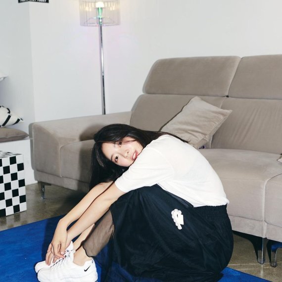 Ah Young posted several photos on his Instagram on the 3rd with the comment Onnirang.Ah Young, who was released on the day, was sitting on Sofa and taking a fascination posture.Black & white match, Simple and sweet, while at the same time, she showed off her unbalanced yet alluring femininity with a feminine pleat skirt and casual sneaker look.Especially, chic expression and fascination pose caught the attention of the person who reminds me of everyday pictures.The netizens who watched this showed various reactions such as Goddess Kangrim!, It is just a picture even if I take a picture and Pose is so beautiful.In addition, last month Instagram and YouTube LIVE announced steady communication with fans, revealing a unique fan love.On the other hand, Actor Ah Young has appeared as a coach for youth national team in the drama SBS Rocket Boys recently, and is currently preparing for his next film.