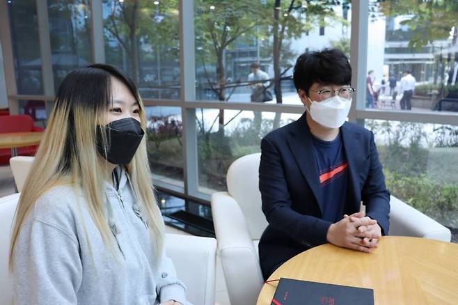 사진 왼쪽부터 웹젠 최선혜 파트장(PM),김우석 팀장