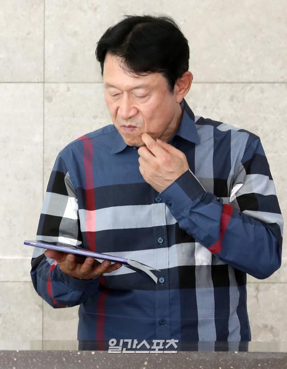 Actor Kim Eung-soo attended the web drama Delivery script reading at Nuri Dream Square in Sangam-dong, Seoul Mapo District on the afternoon of the 3rd and has photo time.Deliverly (directed by Bang Jin-hyun) is a comic action material about the story of food delivery man Kwak Doo-sik (Mi-yeon) being taught martial arts by Kim Eung-soo and being reborn as a hero to prevent aliens who invaded the earth. Its soft.Its scheduled for air Oct.