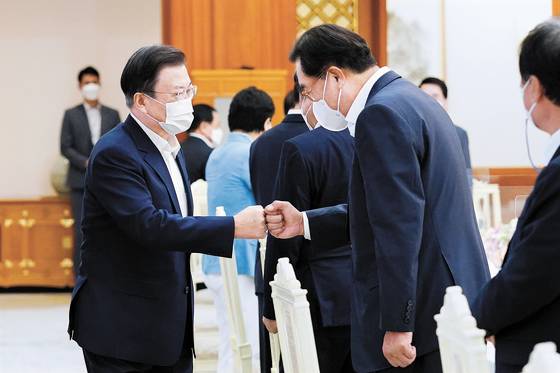 문재인 대통령이 3일 청와대에서 열린 국회의장단 및 상임위원장단 초청 오찬간담회에서 정진석 국회부의장 인사하고 있다. 청와대사진기자단
